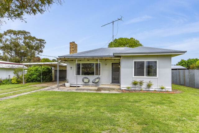 9 Lake Street, Edenhope VIC 3318